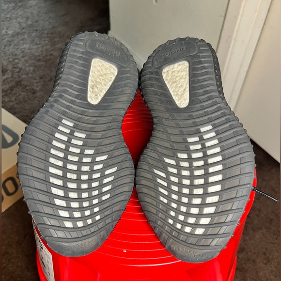 Yeezy Boost 350 V2 - Picture 3 of 3